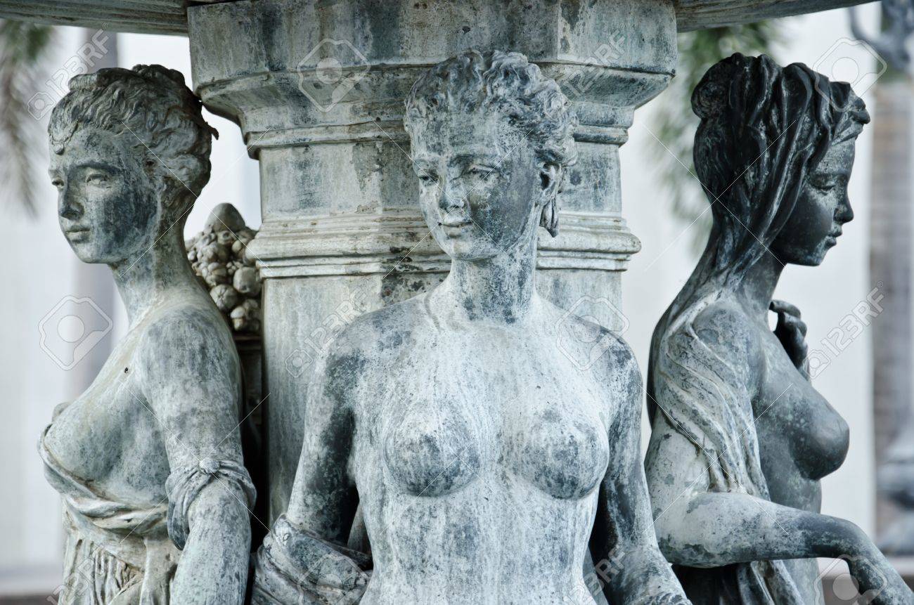 古代ギリシャのパターン内の 3 人の女性を彫刻します。の写真