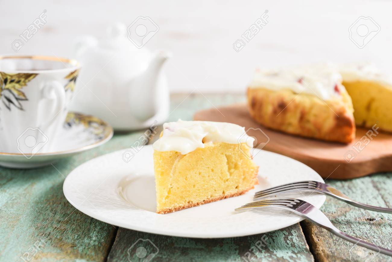 Gateau Anglais A L Ancienne Avec De La Creme Fouettee Servi Avec