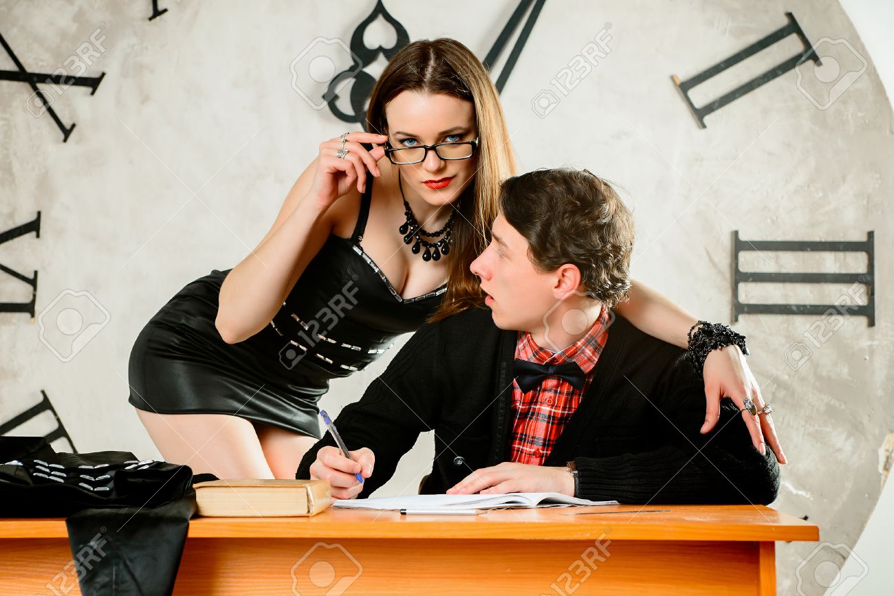 悪い教師 セクシーな先生が書いている彼女の学生を誘惑です セクシーな女の子が書いている男を誘惑します セクシーな女教師と大きな時計の前に彼女の学生 の写真素材 画像素材 Image 悪い教師 セクシーな先生が書いている彼女の学生を誘惑です セクシーな女の子が書いている男を誘惑します セクシーな女教師と大きな時計の前に彼女の学生 の写真素材 画像素材 Image