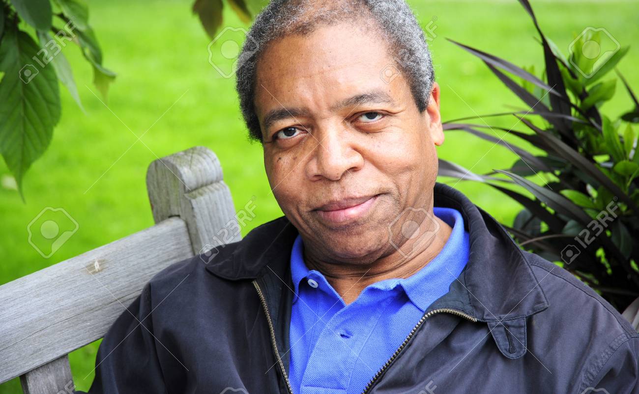 アフリカ系アメリカ人男性のリラックスしたアウトドア の写真素材 画像素材 Image