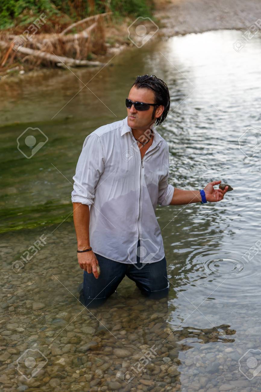 Main Des Agenouillé Avec RuisseauUne De Un Soleil Homme Est Lunettes Pierre Brun Dans iPZOTXku