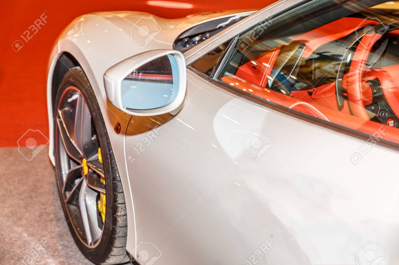 バックミラーとショールームで白いスポーツカーのタイヤの素晴らしいビュー の写真素材 画像素材 Image バックミラーとショールームで白いスポーツカーのタイヤの素晴らしいビュー の写真素材 画像素材 Image