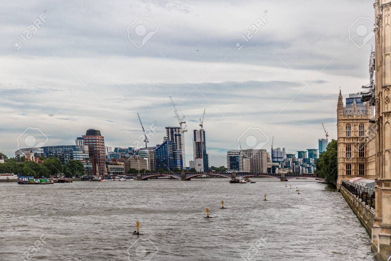 バック グラウンド ロンドン イギリスでいくつかの近代的な建物で テムズ川の美しい景色 の写真素材 画像素材 Image