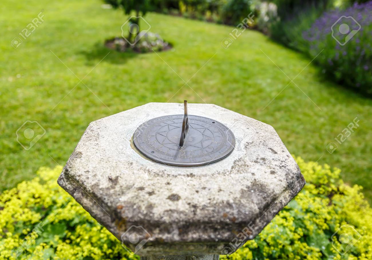 イングランド 英国の庭の日時計 の写真素材 画像素材 Image 83991812