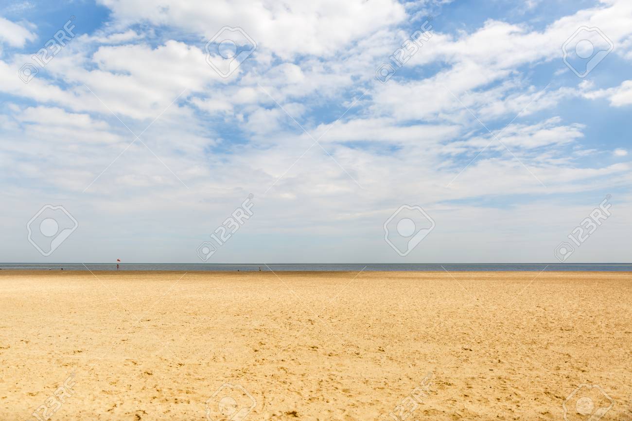 癒される人 英国のない孤独なビーチの風景 の写真素材 画像素材 Image