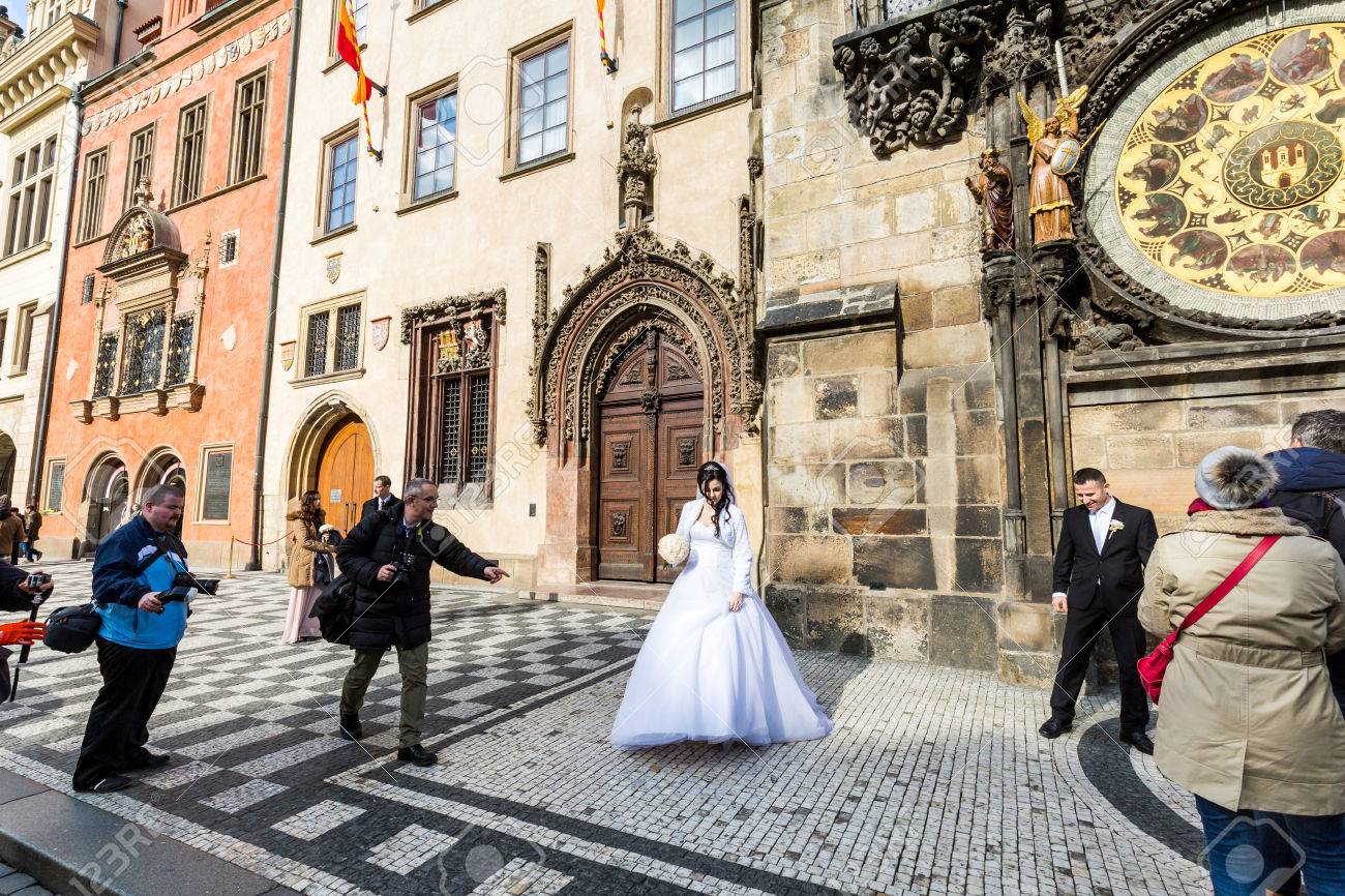 プラハ チェコ共和国 2 月 26 日 16 年 2 月 26 日プラハの天文時計の前に結婚式の雨音のビュー プラハ チェコの首都 の写真素材 画像素材 Image