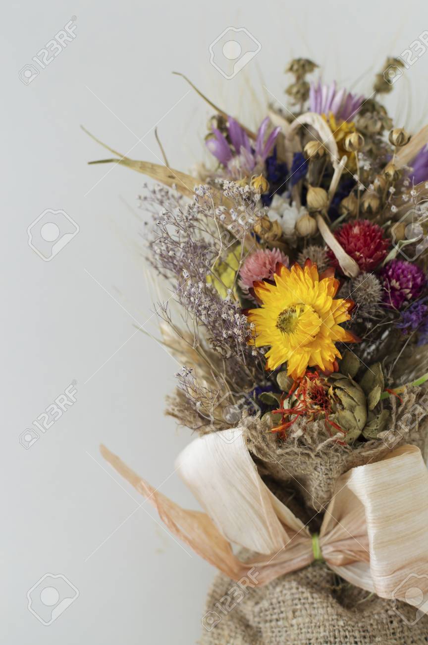Gros Plan Dun Bouquet De Fleurs Séchées Le Bouquet Se Compose De Différentes Fleurs De Différentes Couleurs Bunch Est Dans Un Sac Brut Attaché Avec