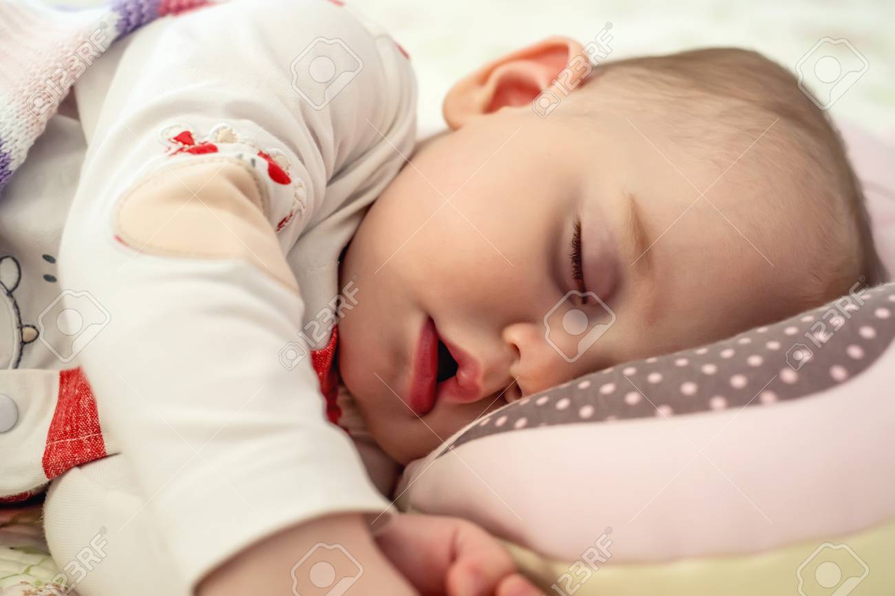 かわいい新生児赤ちゃん 6 ヶ月流行の服で眠る の写真素材 画像素材 Image