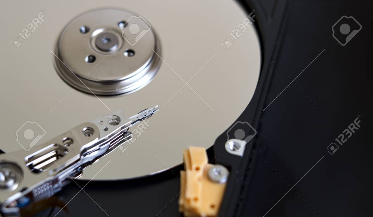 하드 디스크의 내부 구조를 클로즈업 로열티 무료 사진, 그림, 이미지 그리고 스톡포토그래피. Image 106886286