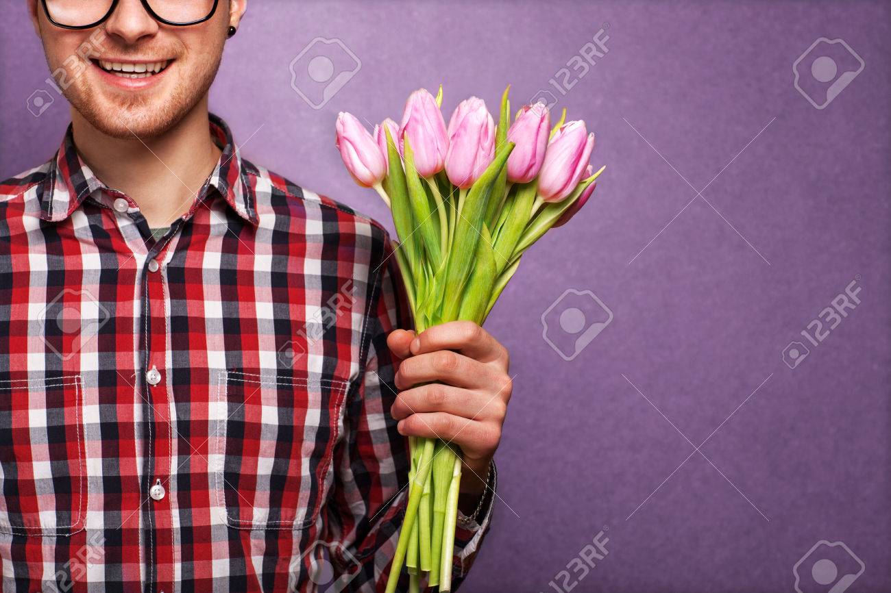 Homme Vêtements Hippie Tenant Un Bouquet De Fleurs Pour La Saint Valentin Notion Jour De Mères Anniversaire