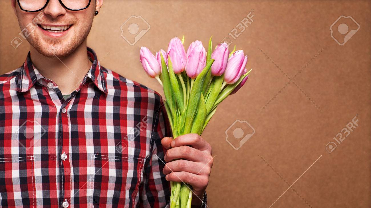 Homme Vêtements Hippie Tenant Un Bouquet De Fleurs Pour Le Concept Saint Valentin Fête Des Mères Anniversaire
