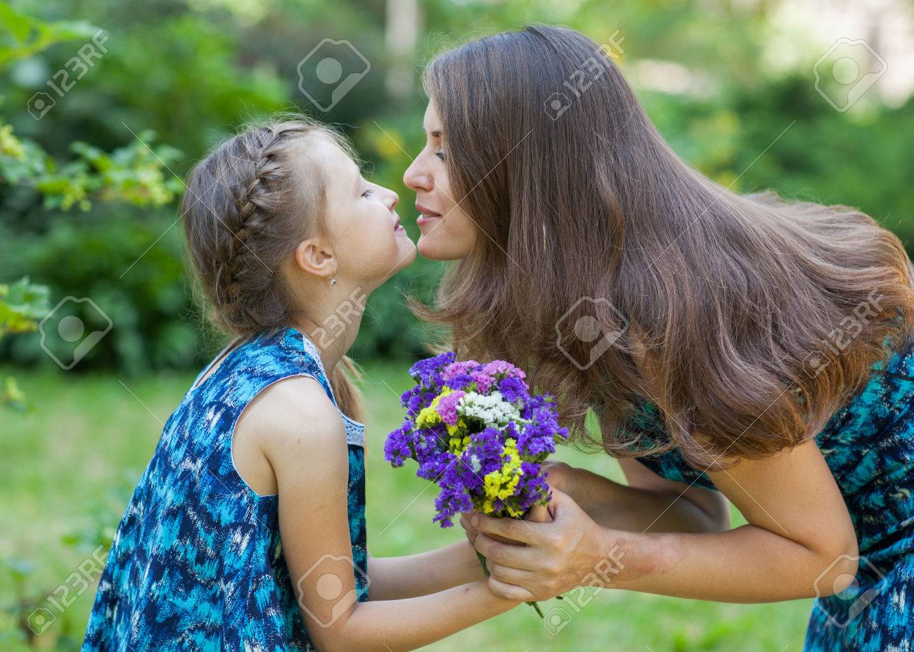 母と娘のハグが公園で遊んで大好きです 母の日 の写真素材 画像素材 Image