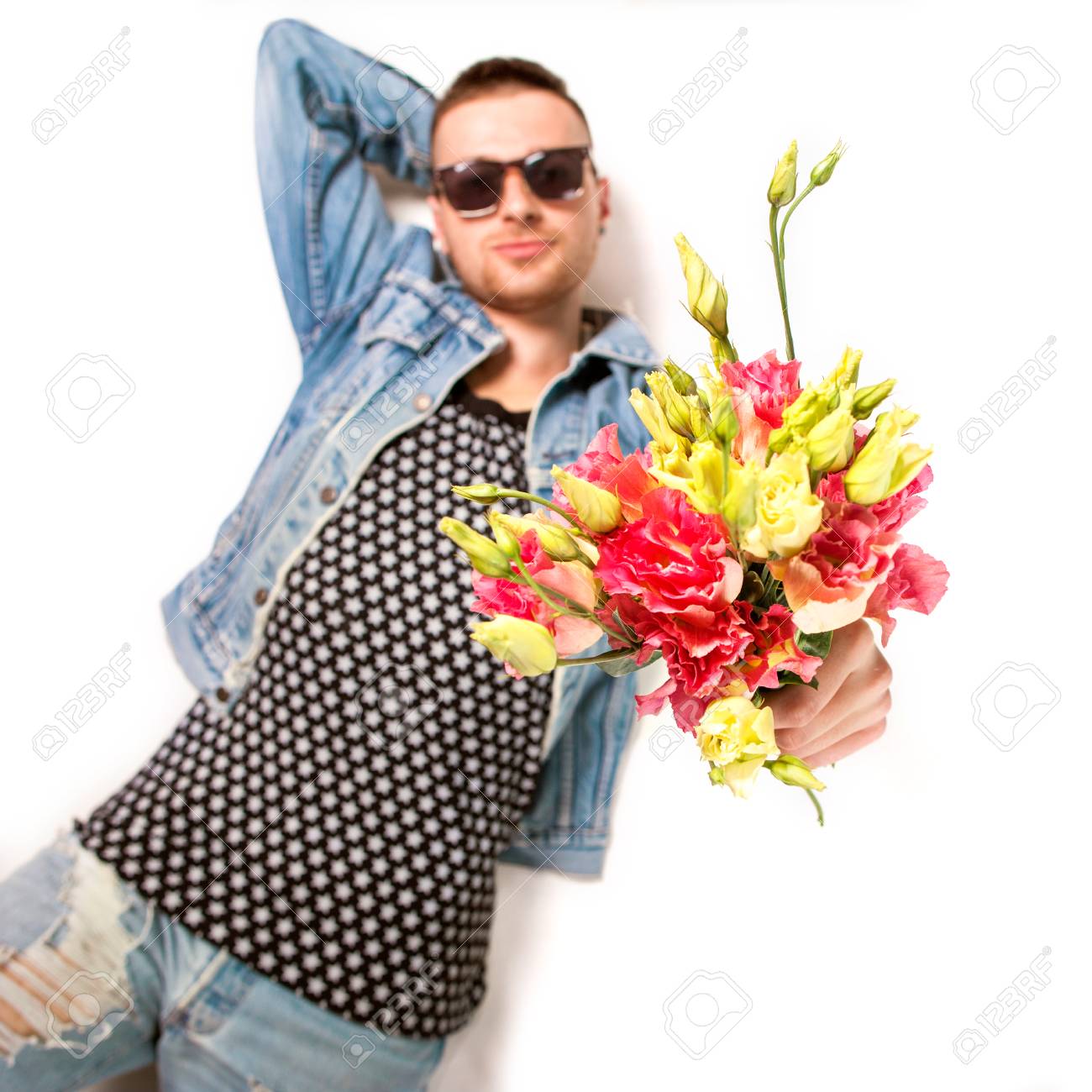 男は 白い背景の上にあるし 花の花束を与える の写真素材 画像素材 Image 男は 白い背景の上にあるし 花の花束を与える の写真素材 画像素材 Image