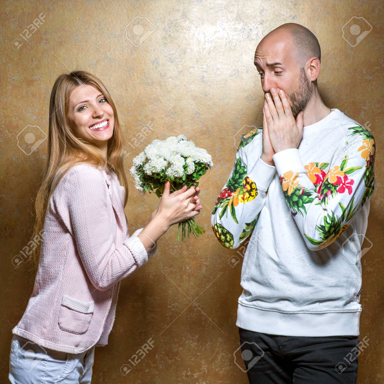 guy giving girl flowers