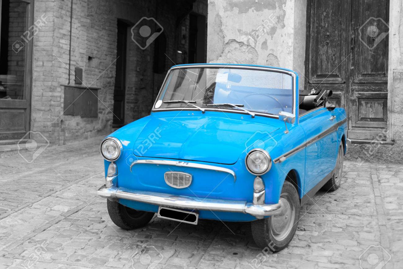 イタリアのクラシックカーは ウンブリアのスペッロ歴史センターの通りに駐車 の写真素材 画像素材 Image