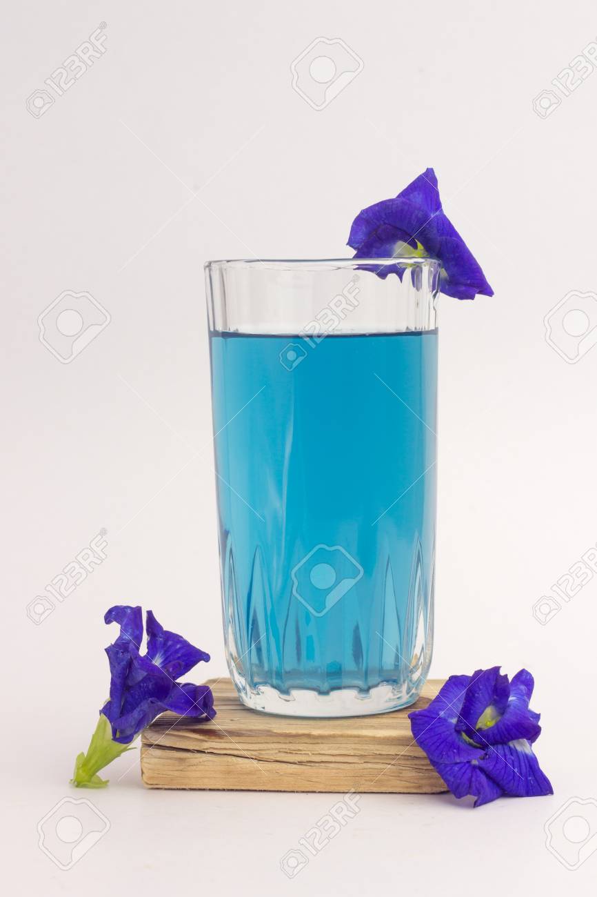 Suco De Ervilha Borboleta E Flores Em Um Fundo Branco Flor Borboleta Suco De Ervilha Num Copo De Agua Sem Gelo Fotos Retratos Imagenes Y Fotografia De Archivo Libres De Derecho Image