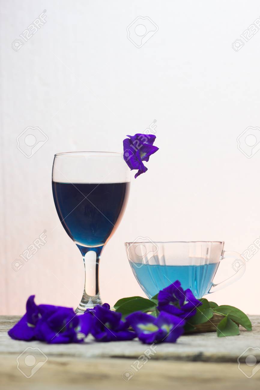 Suco De Ervilha Borboleta E Flores Em Um Fundo Branco Flor Borboleta Suco De Ervilha Num Copo De Agua Sem Gelo Fotos Retratos Imagenes Y Fotografia De Archivo Libres De Derecho Image