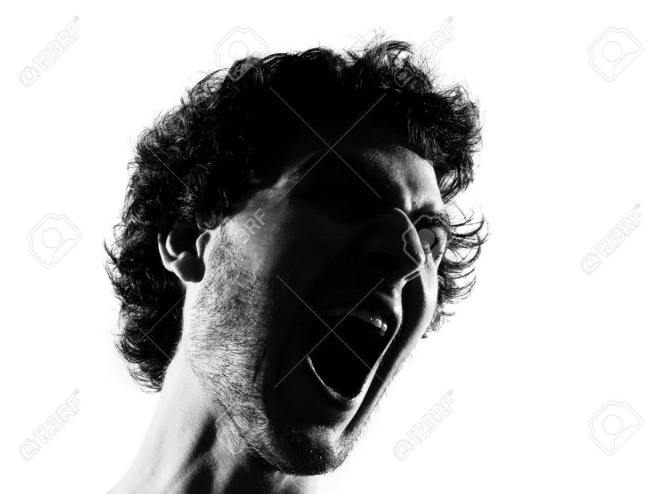若い男が白い背景で隔離のスタジオで怒っている縦長シルエットを叫んで