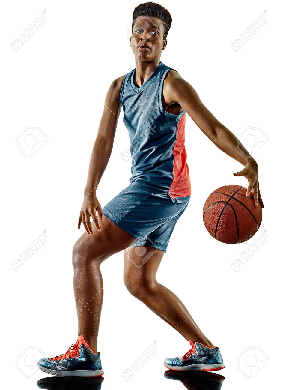 1アフリカのバスケットボール選手女性ティーンエイジャーの女の子は影で白い背景に隔離 の写真素材 画像素材 Image 1アフリカのバスケットボール選手女性ティーンエイジャーの女の子は影で白い背景に隔離 の写真素材 画像素材 Image