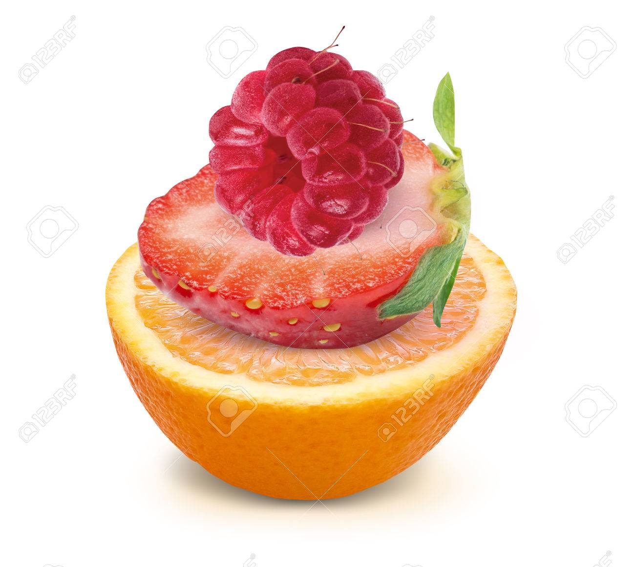 オレンジ色のラズベリーと苺クリッピング パスと オレンジ色のラズベリーと作業用パスとイチゴ 新鮮な果物のサンドイッチ ビーガン フード オレンジ色の ラズベリーとイチゴ の写真素材 画像素材 Image