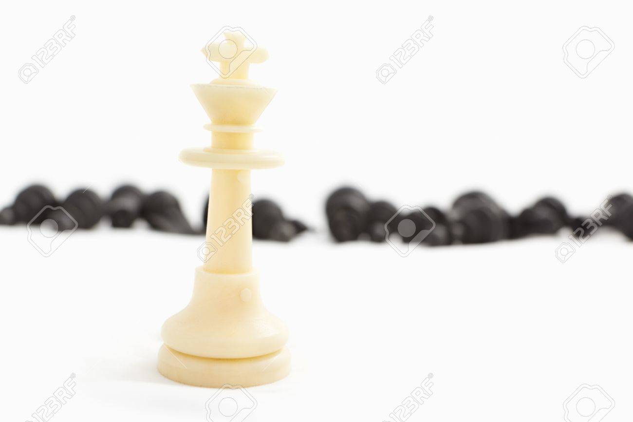 白いチェス 王 他のすべての側面 黒いもの に対して降伏のワンピース の写真素材 画像素材 Image