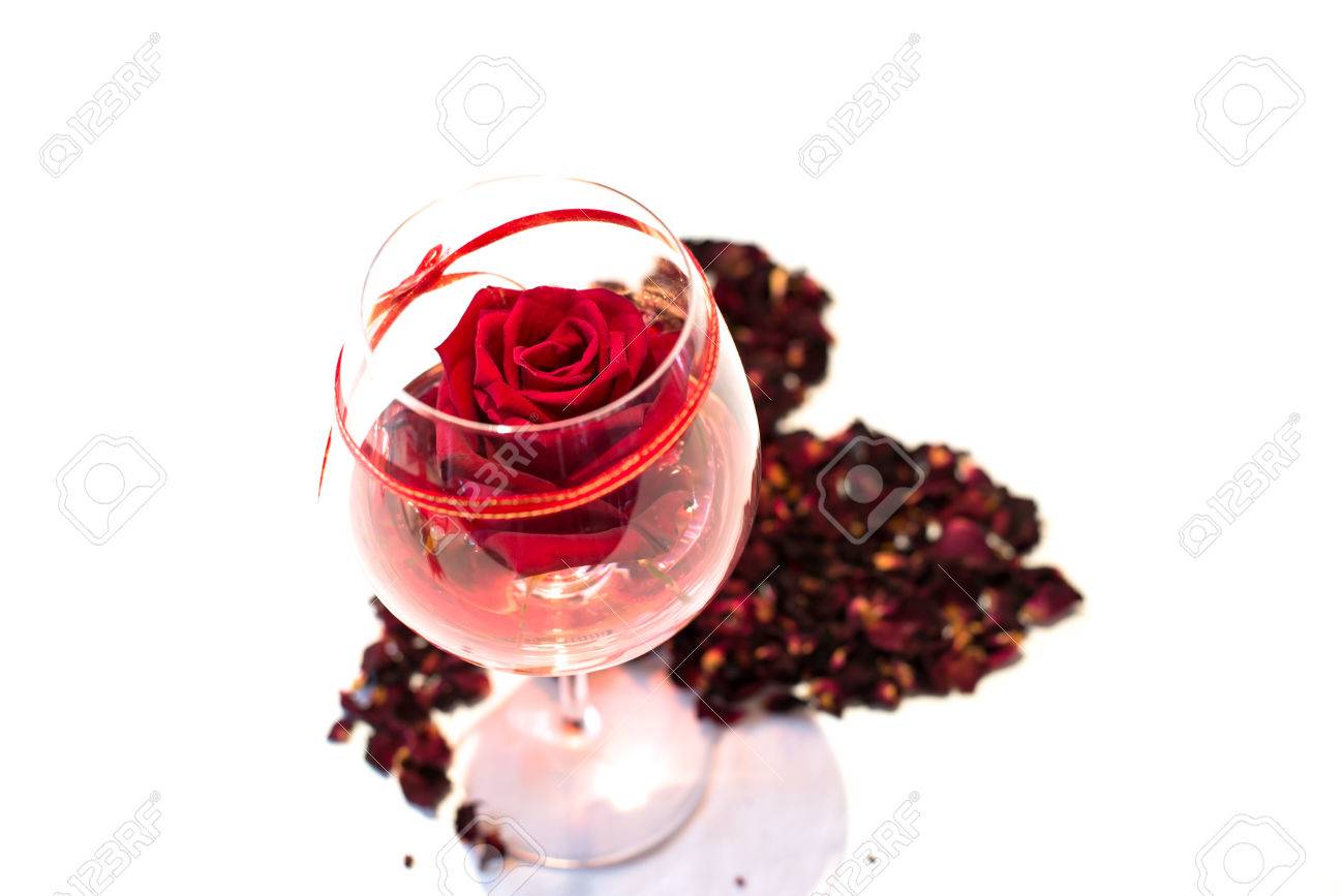 白い背景に分離されたバラの花びらから作られた心とワイングラスの赤いバラ の写真素材 画像素材 Image