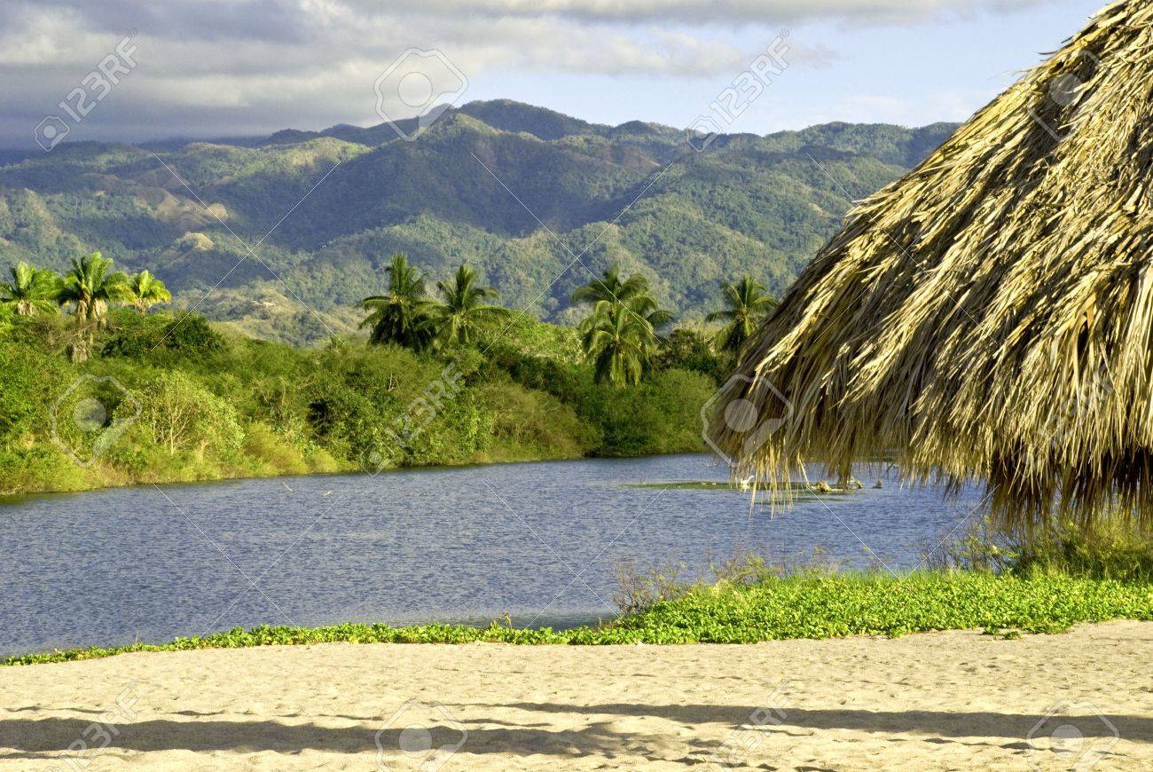 背景 リビエラナヤリット メキシコのシエラマドレ山脈と太平洋の河口 の写真素材 画像素材 Image