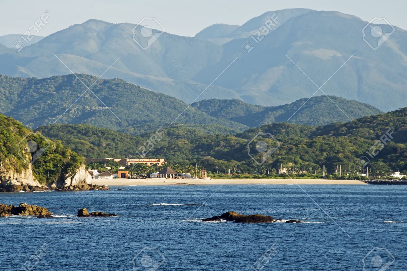 サンタ クルス ワタルコ オアハカ メキシコの湾でシエラマドレ山脈とリモートのビーチ の写真素材 画像素材 Image