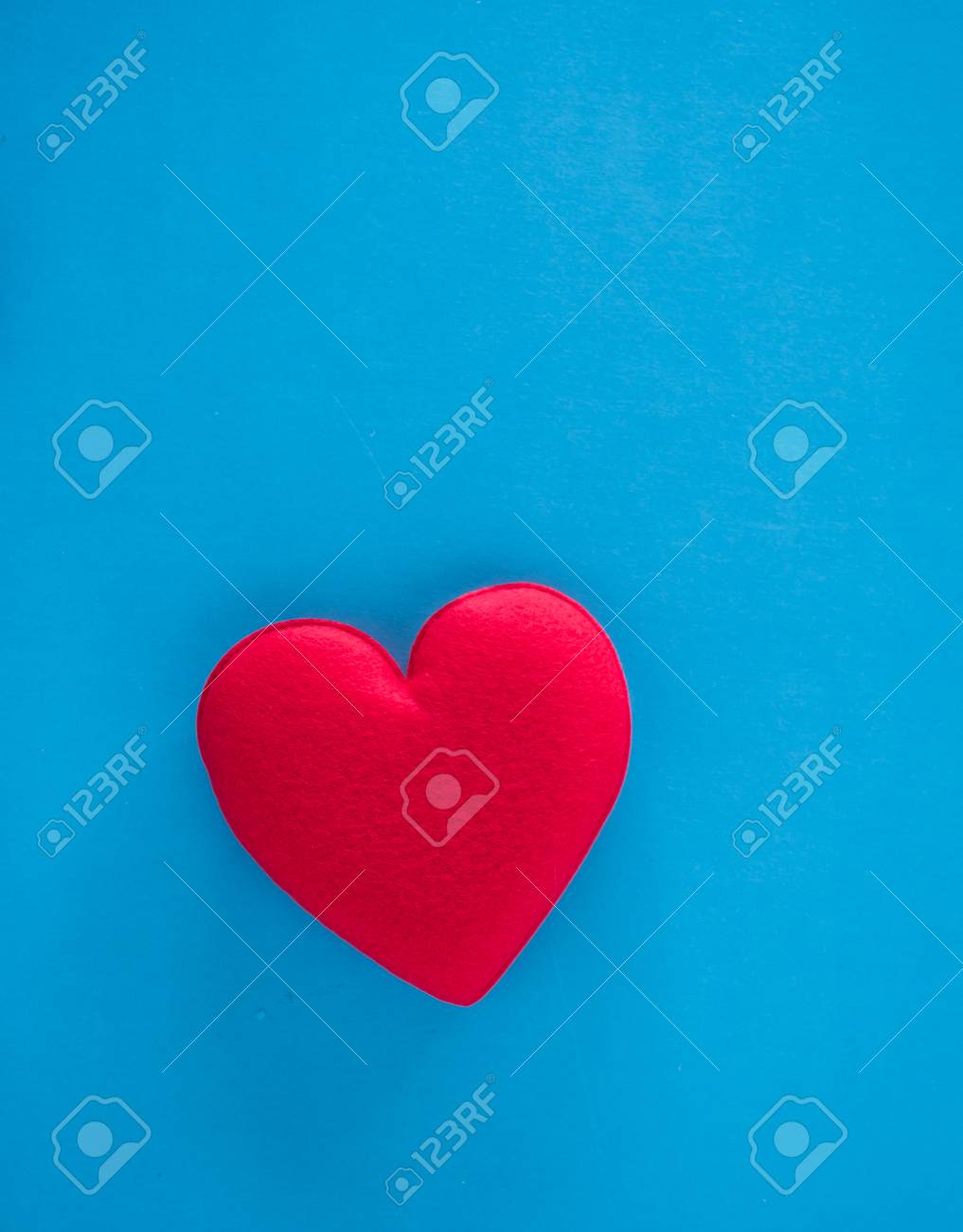 Rotes Herz Valentinsgruss Auf Blauem Hintergrund Lizenzfreie Fotos Bilder Und Stock Fotografie Image 92612758