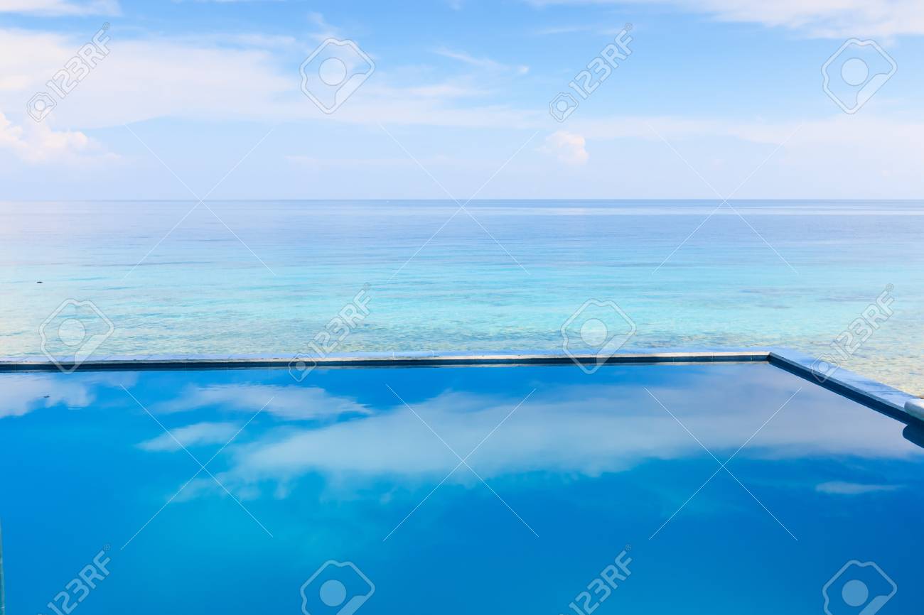 Piscine à Débordement Avec Vue Sur La Mer Banque Dimages Et Photos