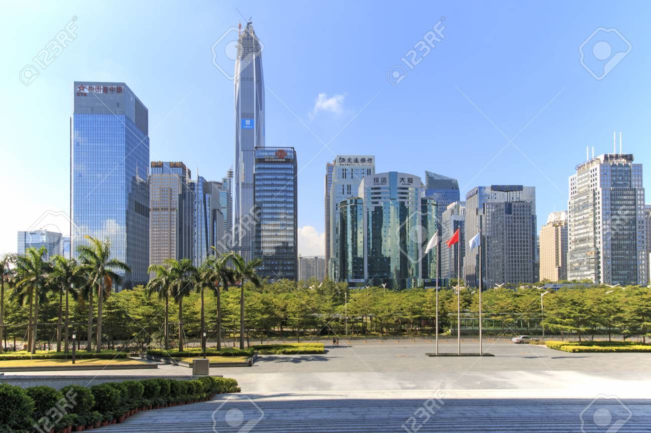 深セン 中国 8 月 19 15 深セン スカイライン Kk100 と証券取引所ビルから見た 2 番目高い背景の都市の建物 の写真素材 画像素材 Image