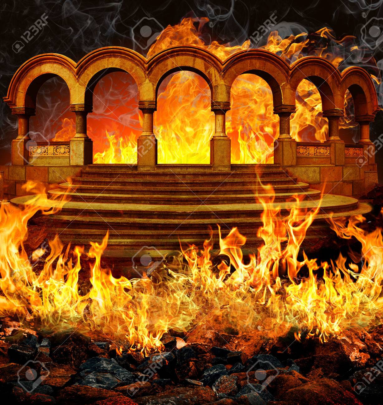 Entree De L Enfer Fantastique Avec Escalier Et Portail Comme Colonnes Couvertes Par Les Flammes Et La Fumee Banque D Images Et Photos Libres De Droits Image