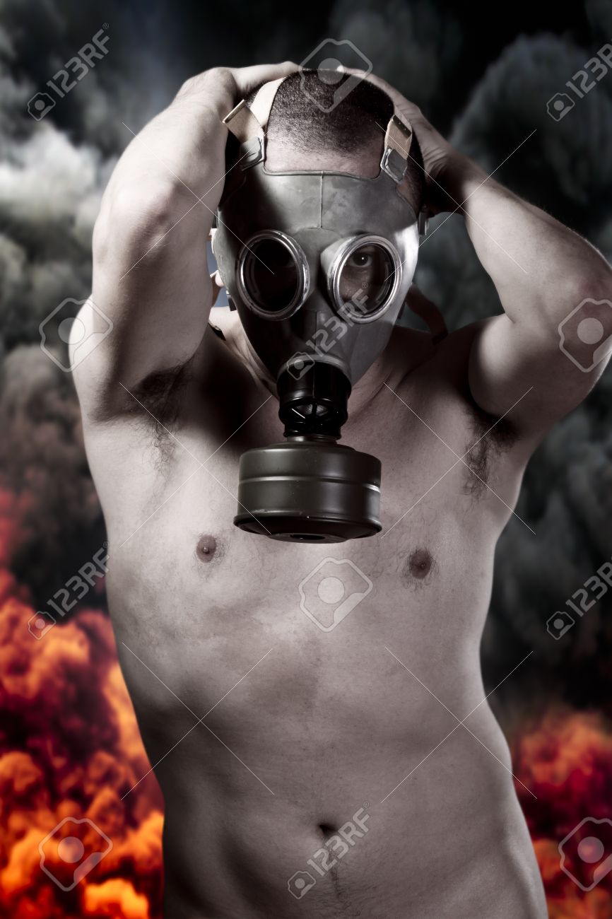 ガスマスク爆発の背景の上で裸の男の写真素材・画像素材 Image 16141733