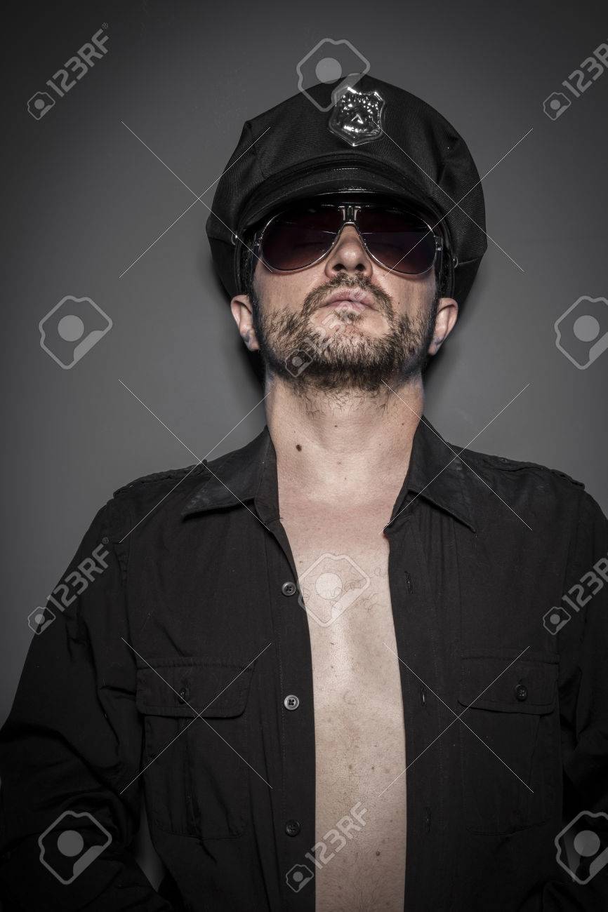 ゲイ 良い探している警官 暗い背景上のサングラスとセクシーな警察 の写真素材 画像素材 Image