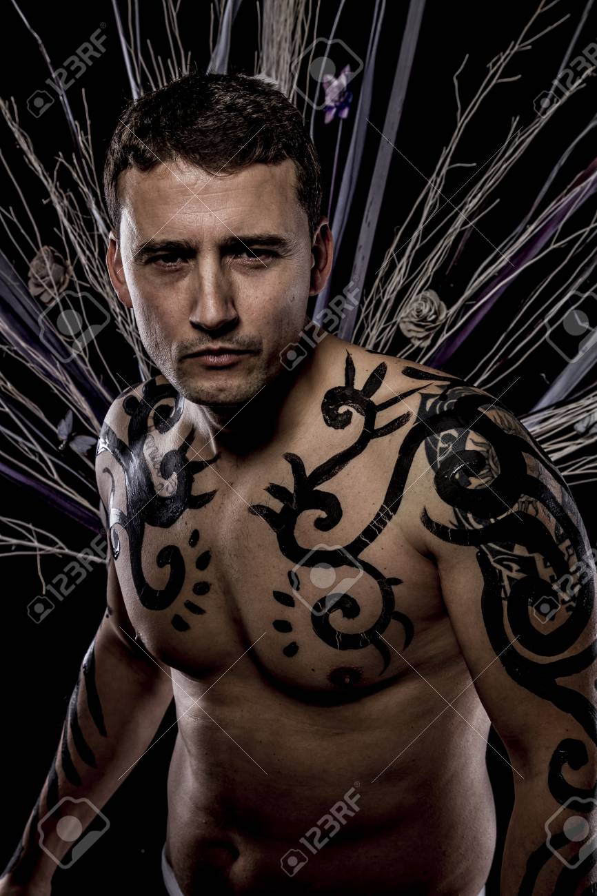シングル 昔ながらの野生の服の部族の若い魅力的なレトロなモデル タトゥー ネイティブの野蛮な男 の写真素材 画像素材 Image