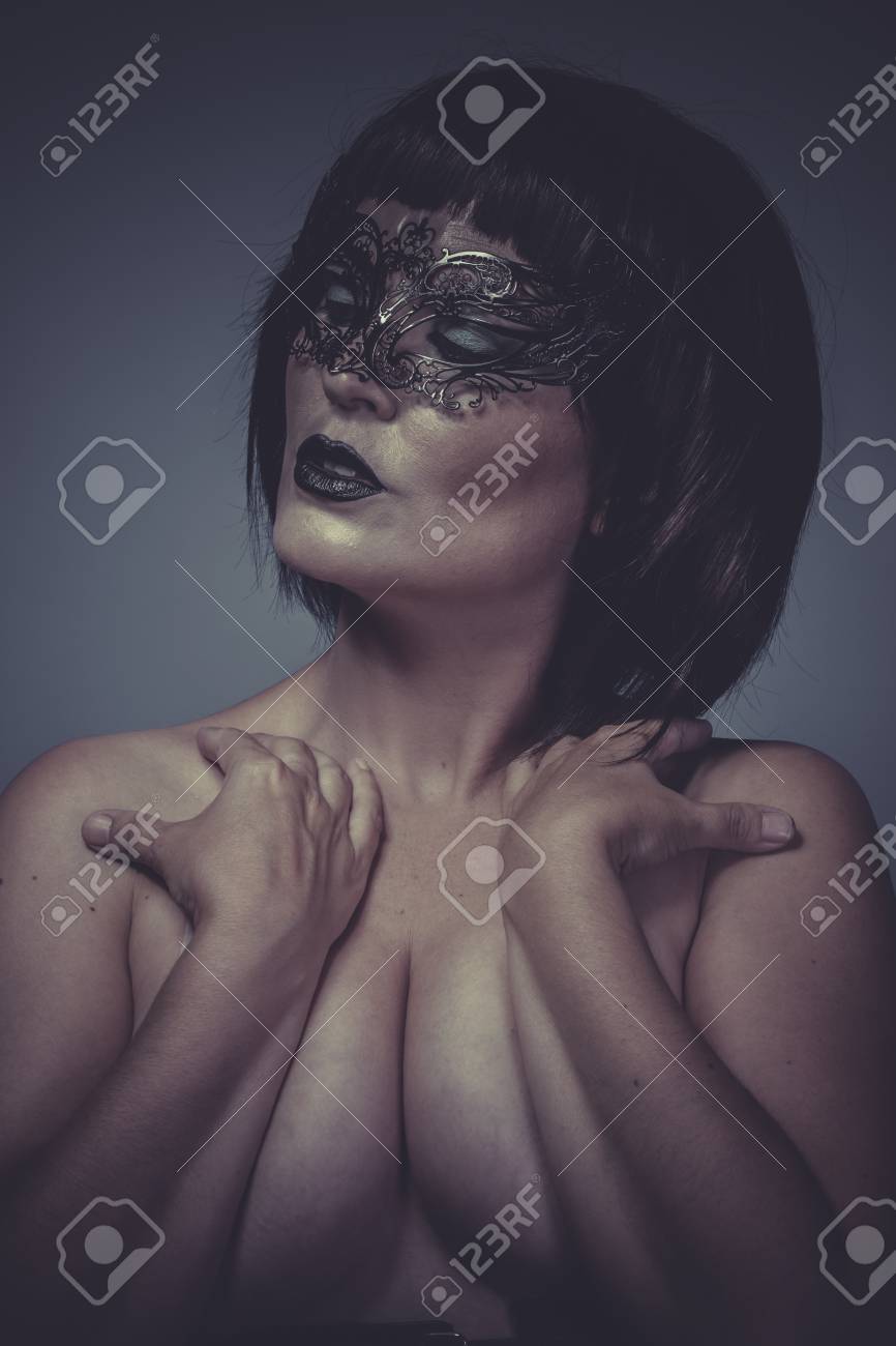 マスク　ヌード ブラック マスク スレッド ベネチアンと女性のヌード、ポートレートの写真素材・画像素材 Image 28849701