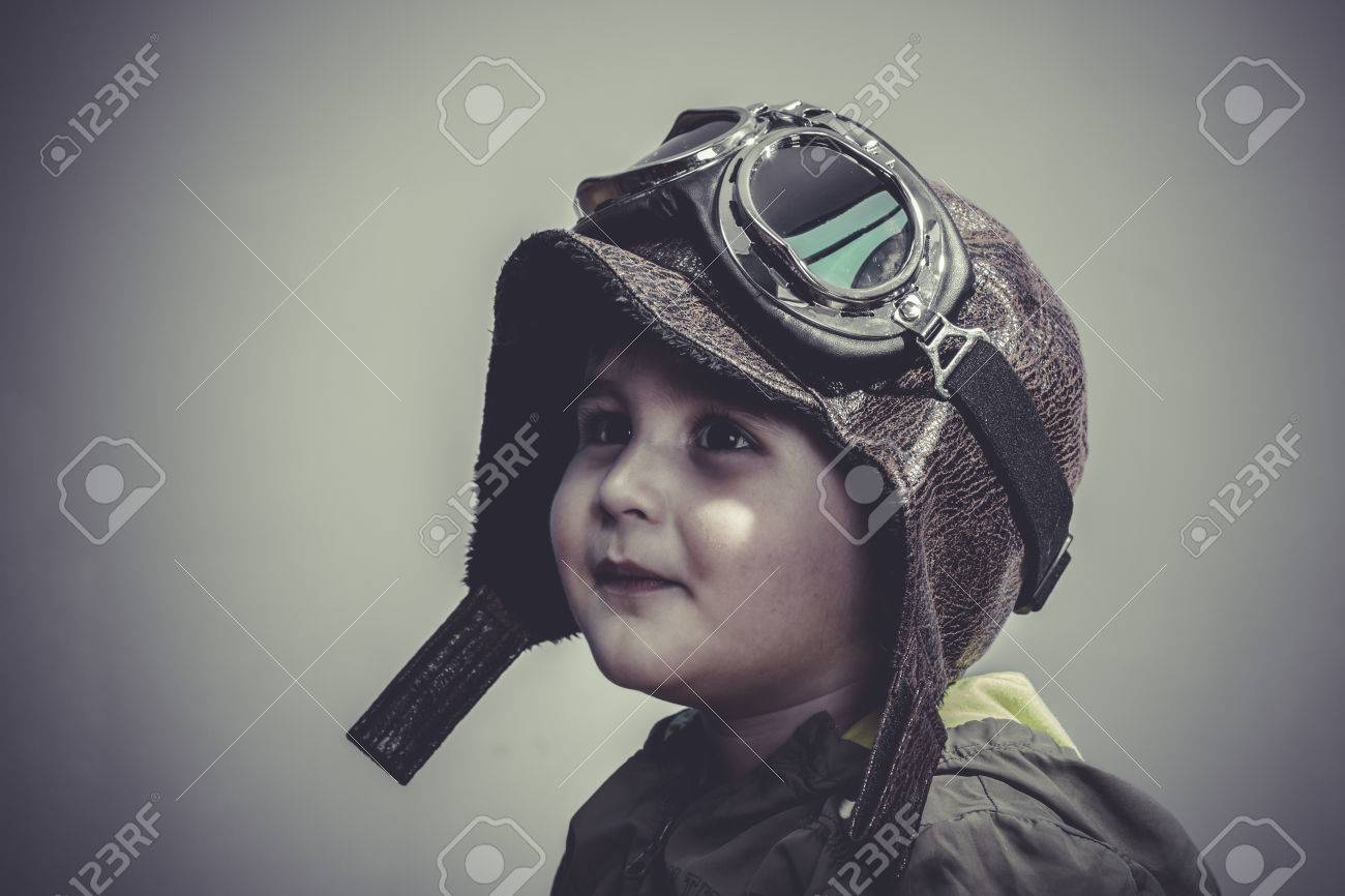 飛行士の帽子とゴーグル再生 楽しい 面白い子供服を着てください の写真素材 画像素材 Image