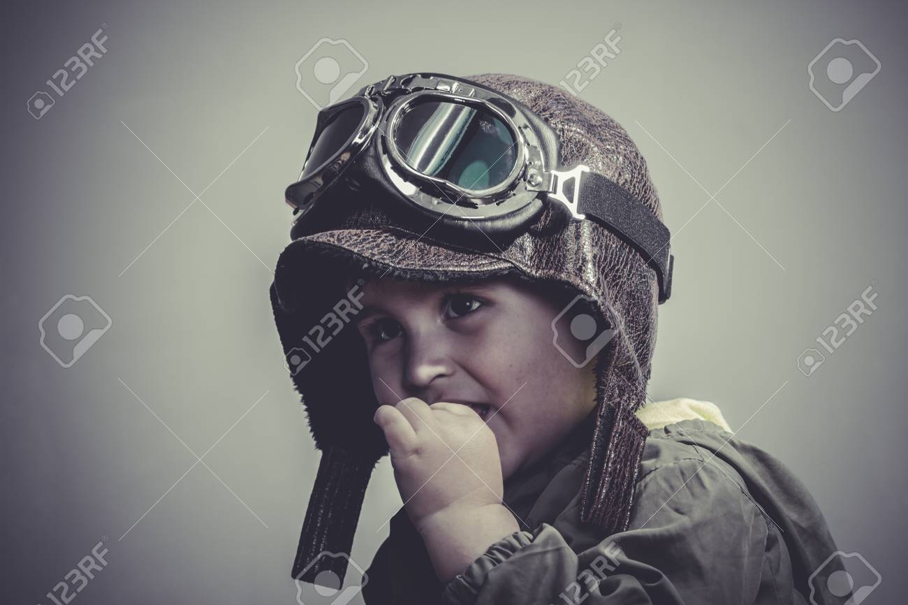 飛行士の帽子とゴーグル幸せ 楽しさと面白い子供服を着てください の写真素材 画像素材 Image 2484