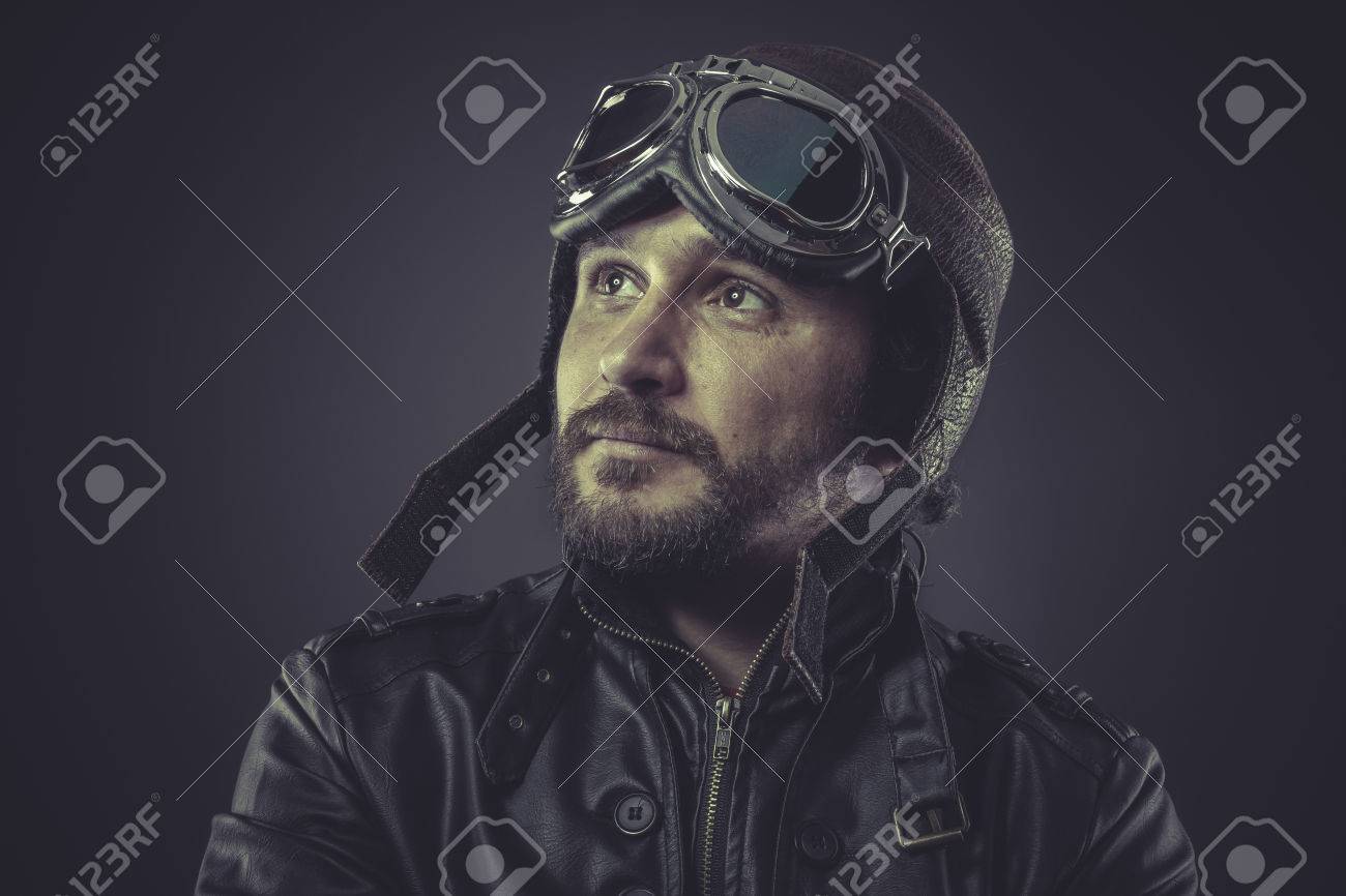 戦時中のパイロットは ビンテージ スタイル レザー キャップとゴーグルに身を包んだ の写真素材 画像素材 Image