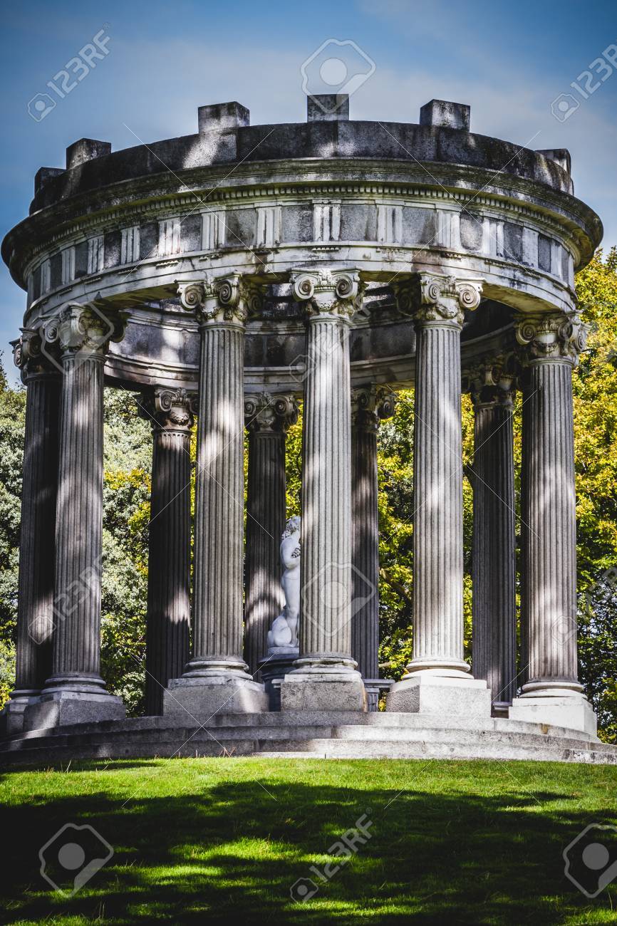 寺院 ギリシャ様式のコラム 公園内のコリント式柱頭 の写真素材 画像素材 Image