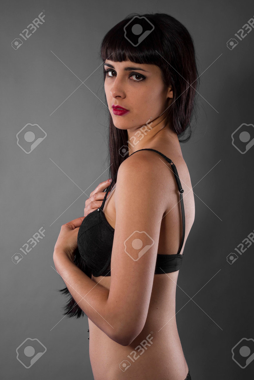 ブラジャーフェチ 黒のランジェリースペイン語でフェチ、美しいブルネットの写真素材・画像素材 Image 123075046