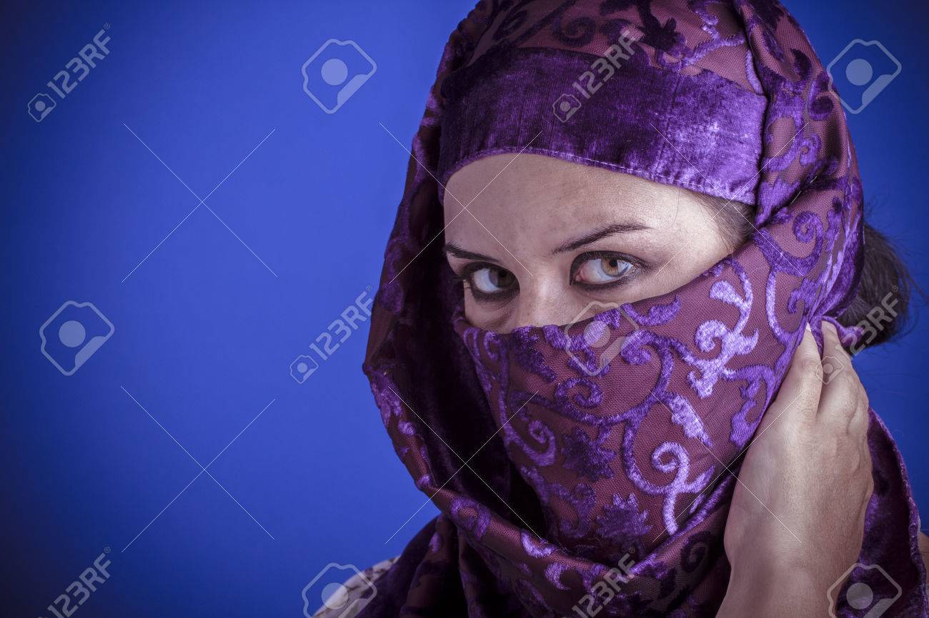 Islam Belle Femme Arabe A Voile Traditionnelle Sur Son Visage Regard Intense Banque D Images Et Photos Libres De Droits Image