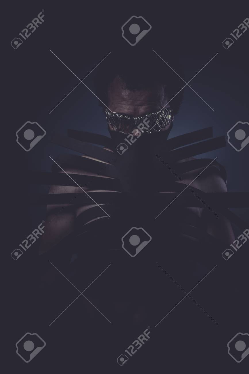 悪魔 黒のストリップ コンセプトのホラー ミステリーとの人のスーツ の写真素材 画像素材 Image