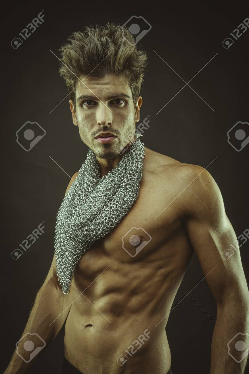 Hombre Musculoso Cabello Castaño, Caucásico Joven Español Torso Desnudo Con  Abdomen Fotos, retratos, imágenes y fotografía de archivo libres de  derecho. Image 76727755
