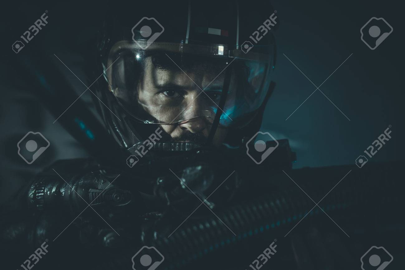 金属製のヘルメットとレーザー ビーム兵器人間は宇宙戦争