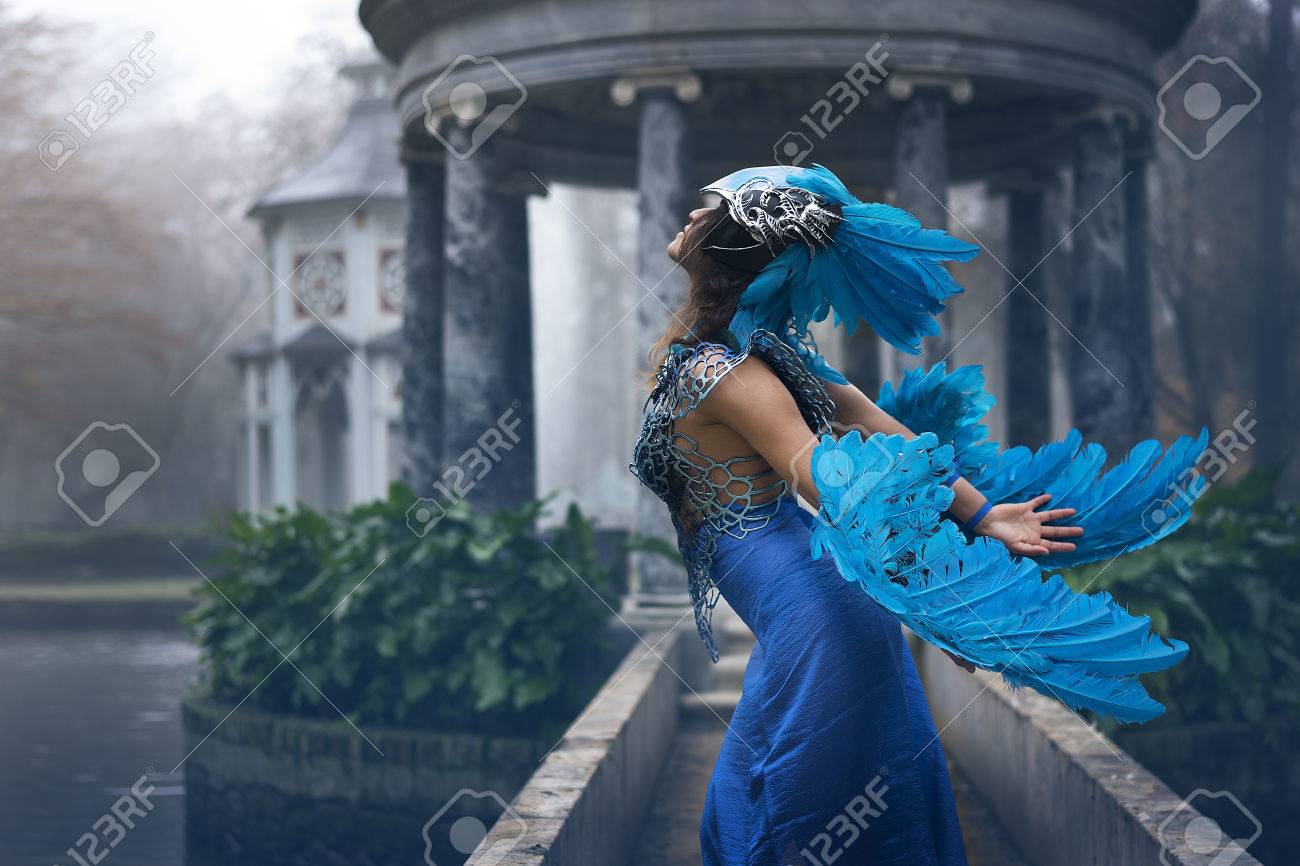 イメージと ブルーの羽で作られたドレスで美しい若い女性の物語をファンタジー天使天から地球に落ちた の写真素材 画像素材 Image
