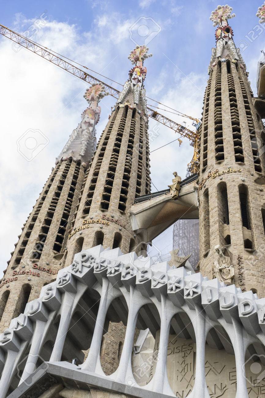 宗教 バルセロナ サグラダ ファミリアの建設中の神殿 アントニオ ガウディによって設計されました スペイン カタロニア の写真素材 画像素材 Image