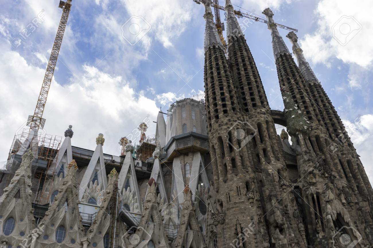 バルセロナ サグラダ ファミリアの建設中の寺院 アントニオ ガウディによって設計されました スペイン カタロニア の写真素材 画像素材 Image