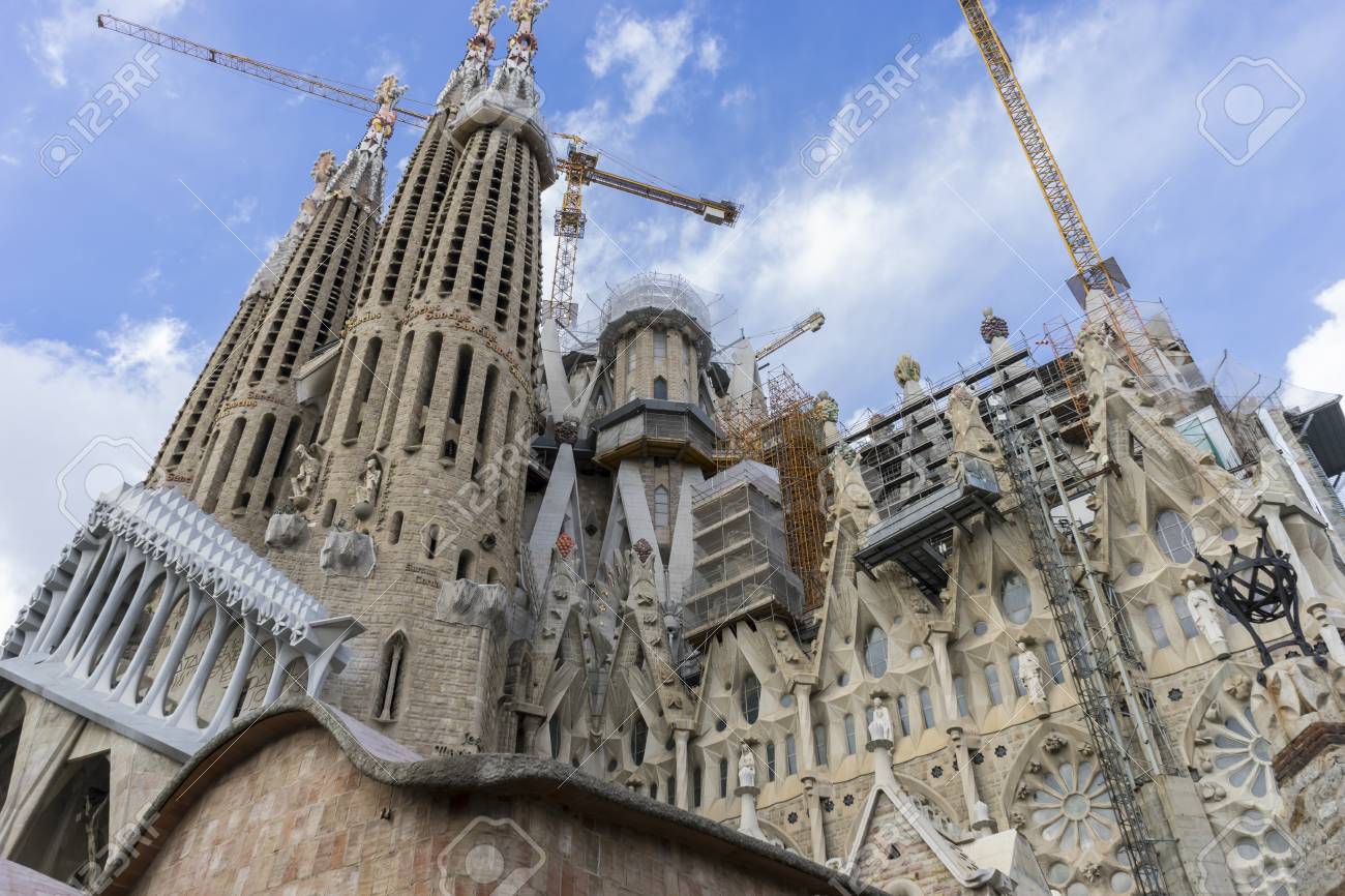 バルセロナ サグラダ ファミリアの建設中の寺院 アントニオ ガウディによって設計されました スペイン カタロニア の写真素材 画像素材 Image