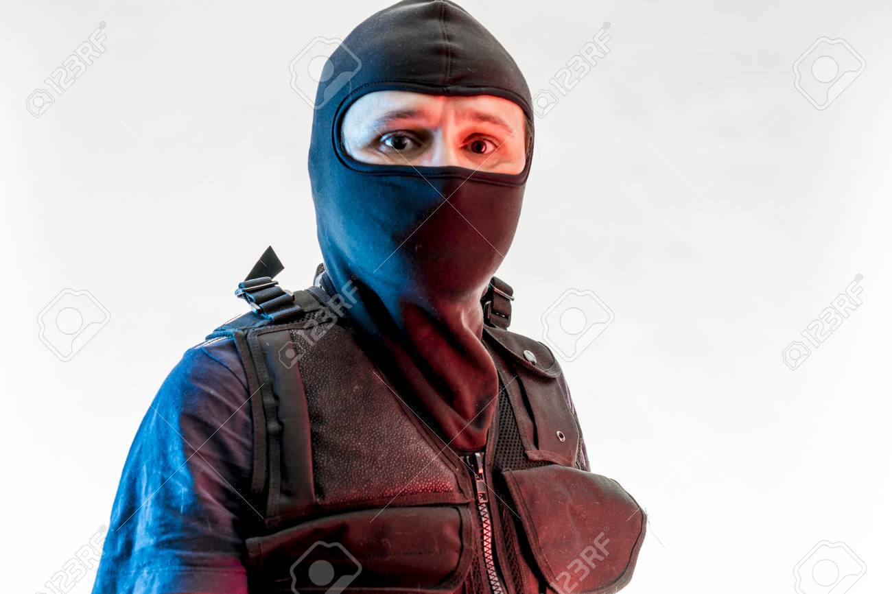 泥棒 目出し帽 防弾チョッキ 銃 散弾銃で武装した男 の写真素材 画像素材 Image
